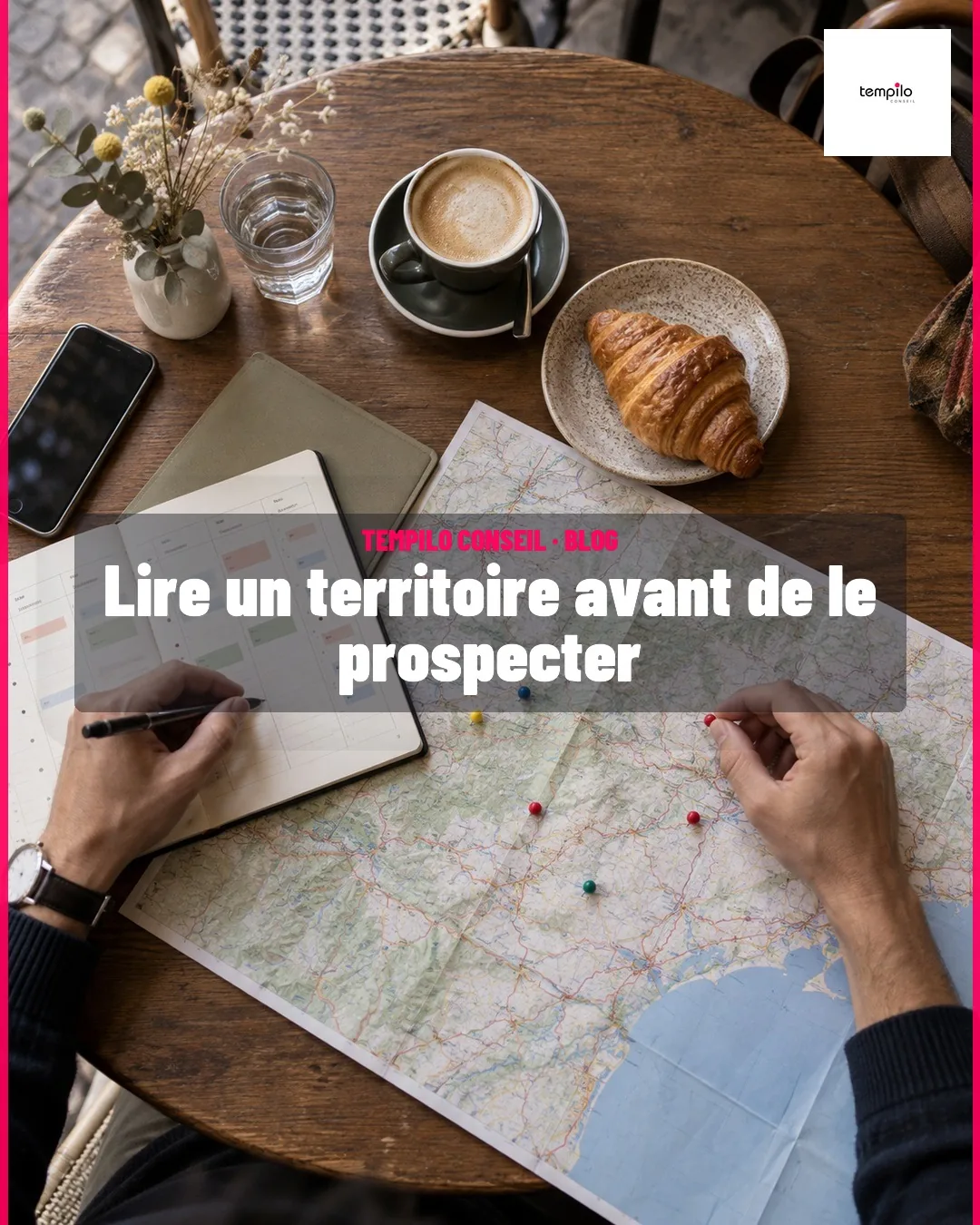 Vue plongeante sur une table de café où des mains organisent une semaine de prospection avec un stylo, un téléphone, un dossier et une carte routière ponctuée de repères colorés.