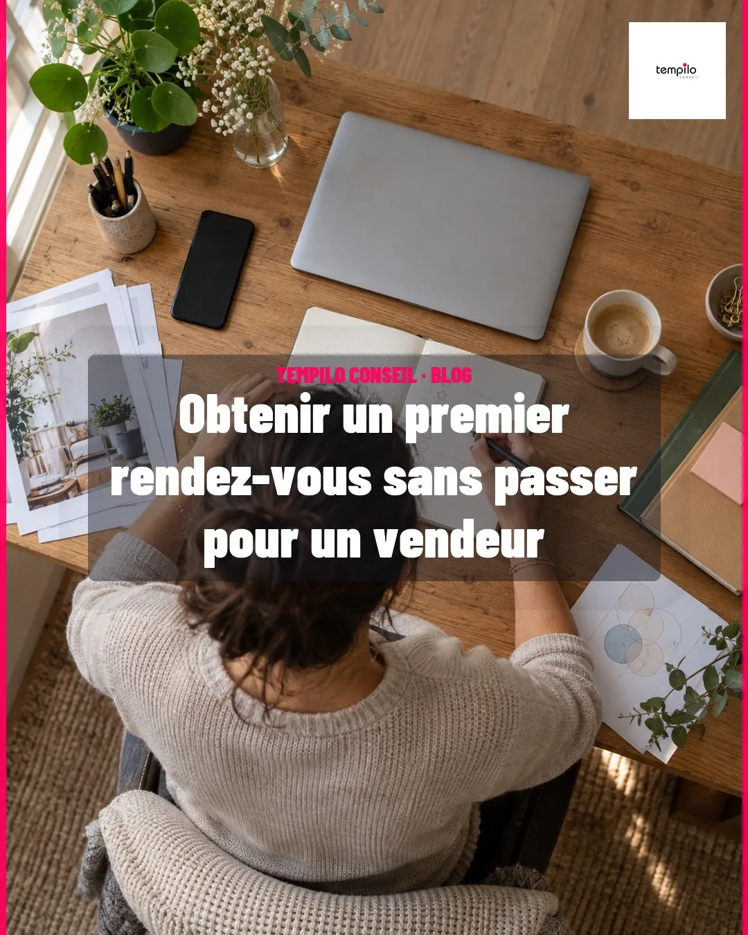 Vue plongeante sur une agente commerciale vue de dos qui prépare ses priorités sur des notes non lisibles, autour d’un ordinateur fermé et d’un téléphone face cachée dans un bureau à domicile.