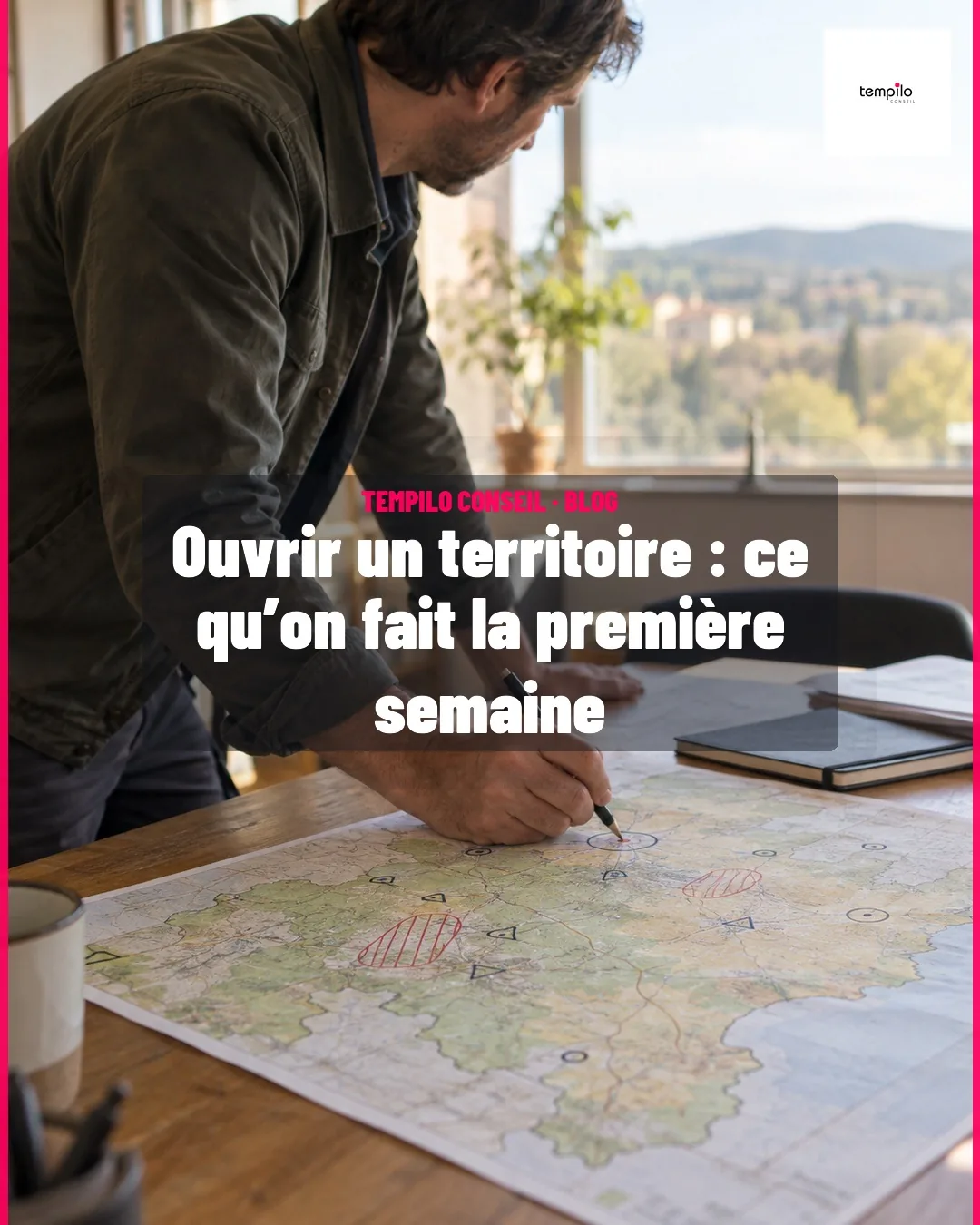 Personne vue de profil marquant des priorités sur une carte papier abstraite lors de la préparation d’un territoire commercial.