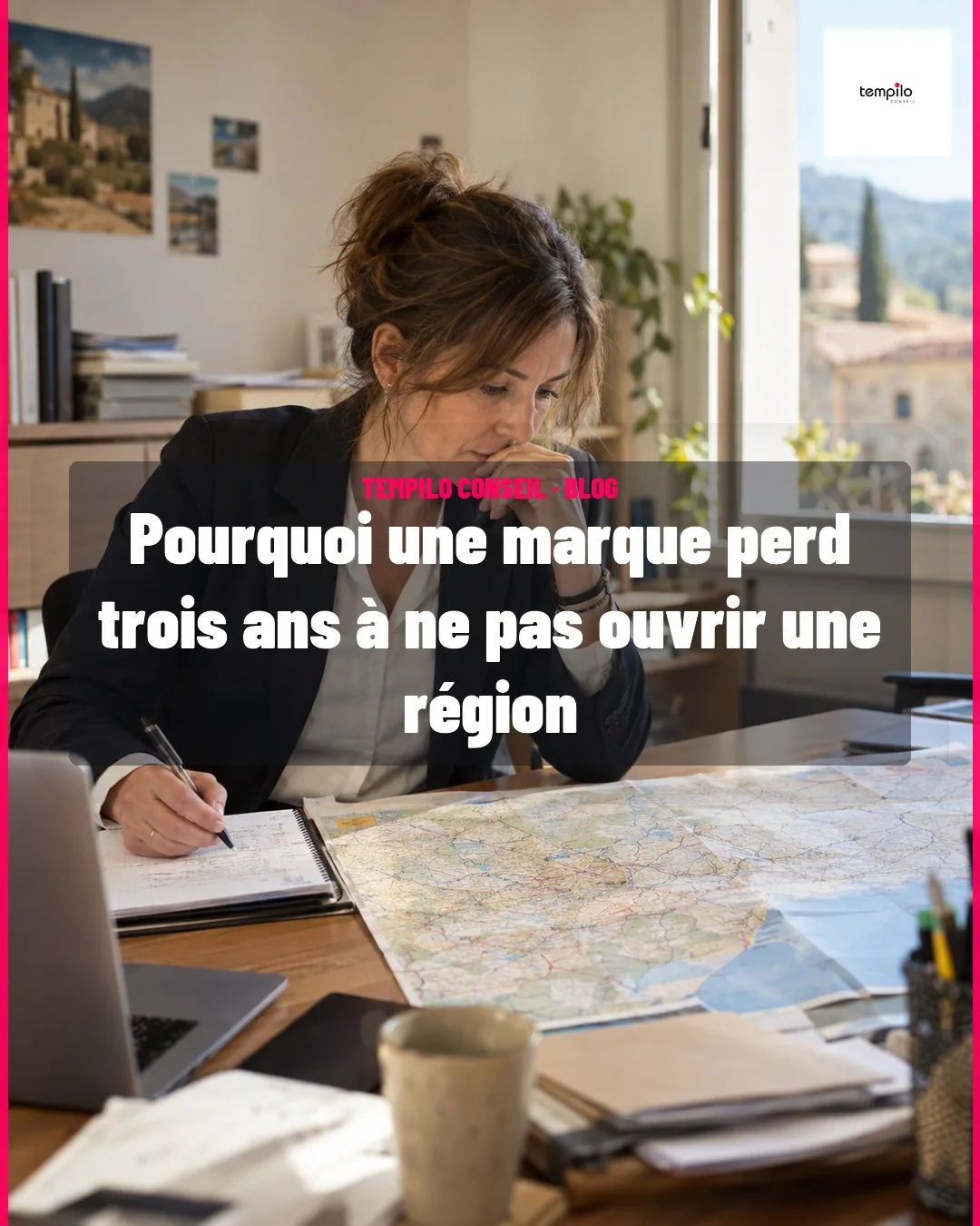 Commerciale indépendante préparant une tournée régionale devant une carte papier dans un bureau de PME en Occitanie.